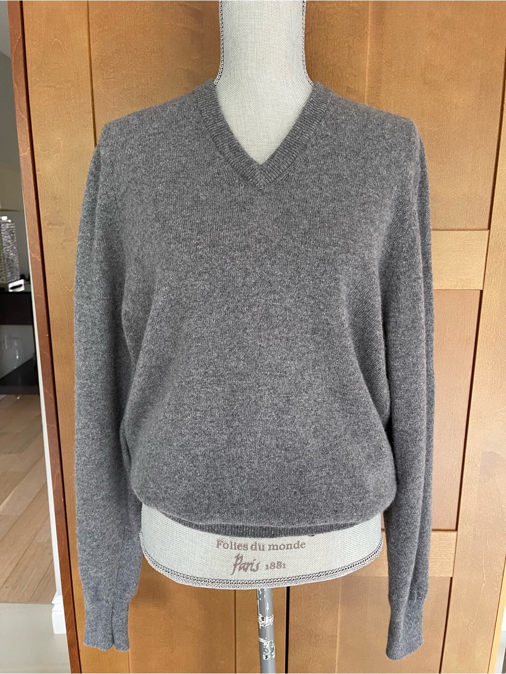 Brooks Brothers Grey V-Neck 100% Cashmere Sweater Made in Scotland MRP $495 - M